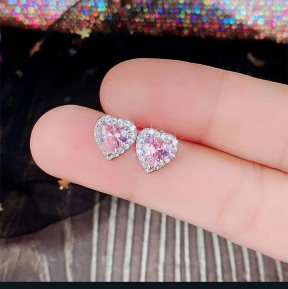 💗💗NEW💗💗 PRETTY!! BARBIE  PINK AND WHITE Heart CZ Studs💗💗 - Picture 3 of 16